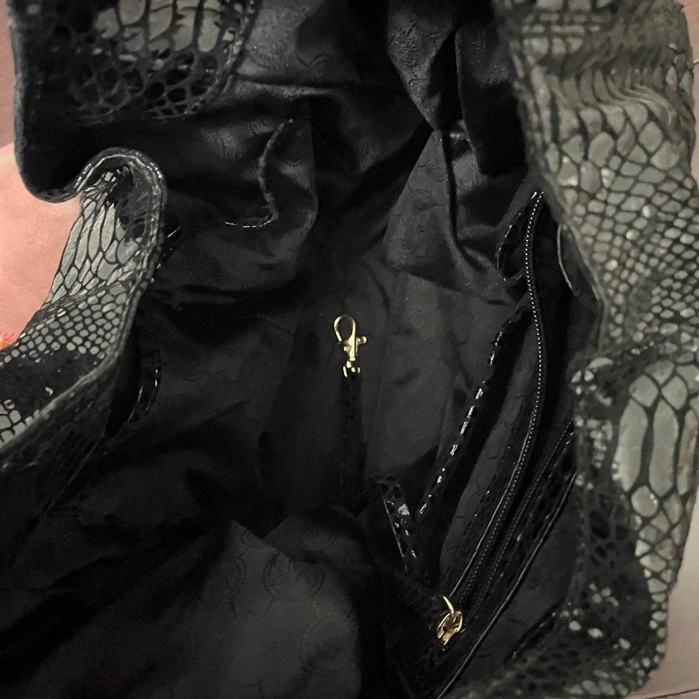 Michael Kors Black soft leather bag with Gold emblem - Picture 4 of 4